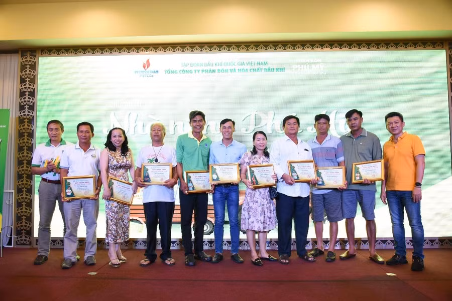 Trao giấy chứng nhận Nhà nông Phú Mỹ.