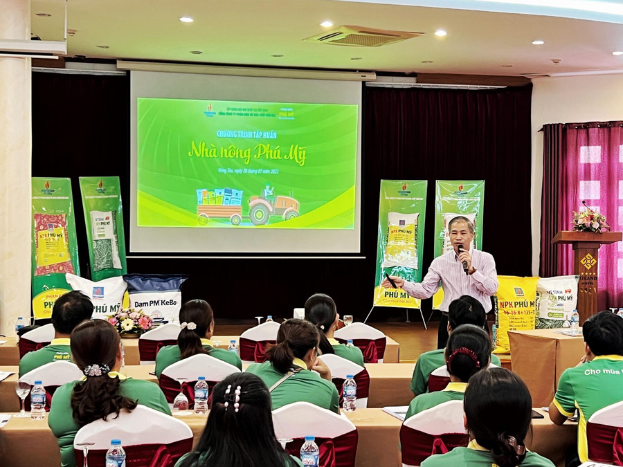 Hướng dẫn kỹ thuật canh tác tới bà con nông dân. Hướng dẫn kỹ thuật canh tác tới bà con nông dân.