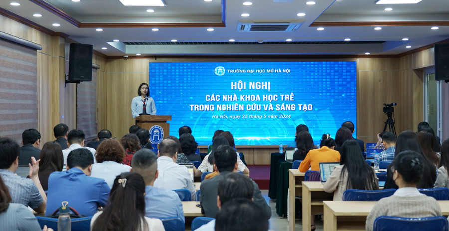 PGS.TS Phạm Thị Tâm báo cáo đề dẫn tại hội thảo.