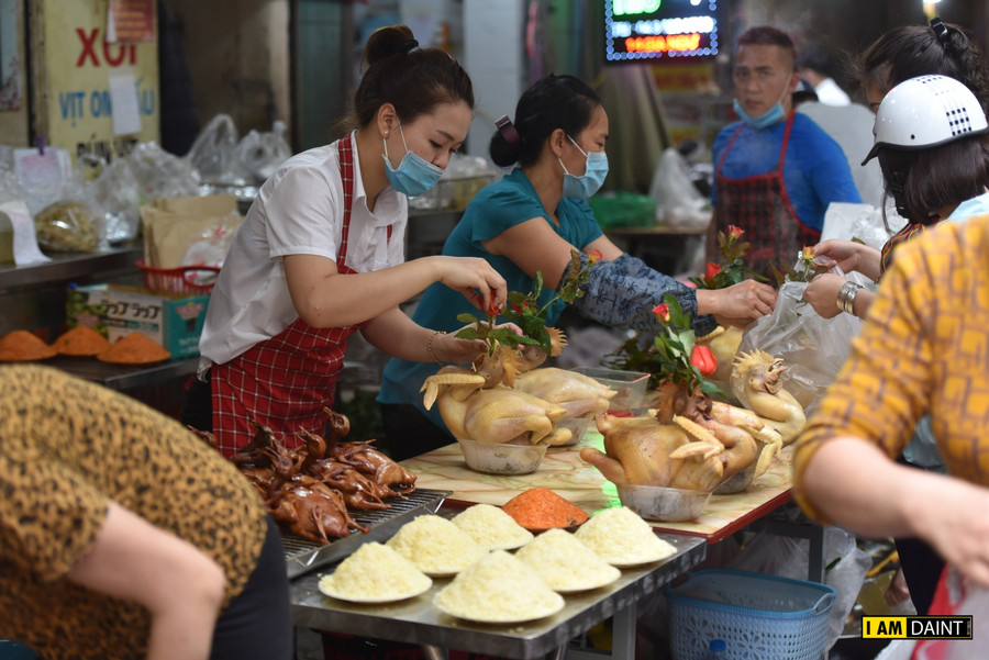 Chợ "nhà giàu" nổi tiếng với những đồ cúng phục vụ ngày lễ, Tết nhộn nhịp ngày Rằm tháng Giêng.