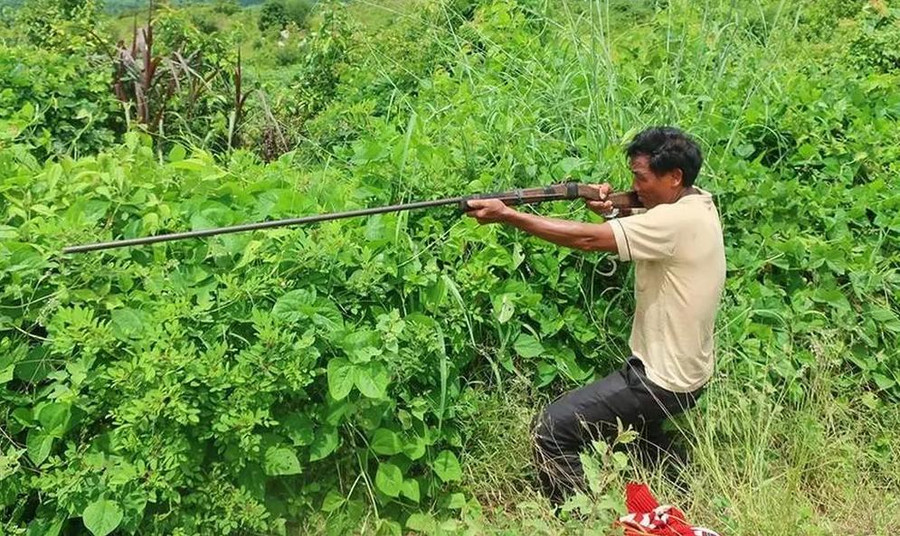 Ông Ksor Nô thực nghiệm hiện trường vụ việc.