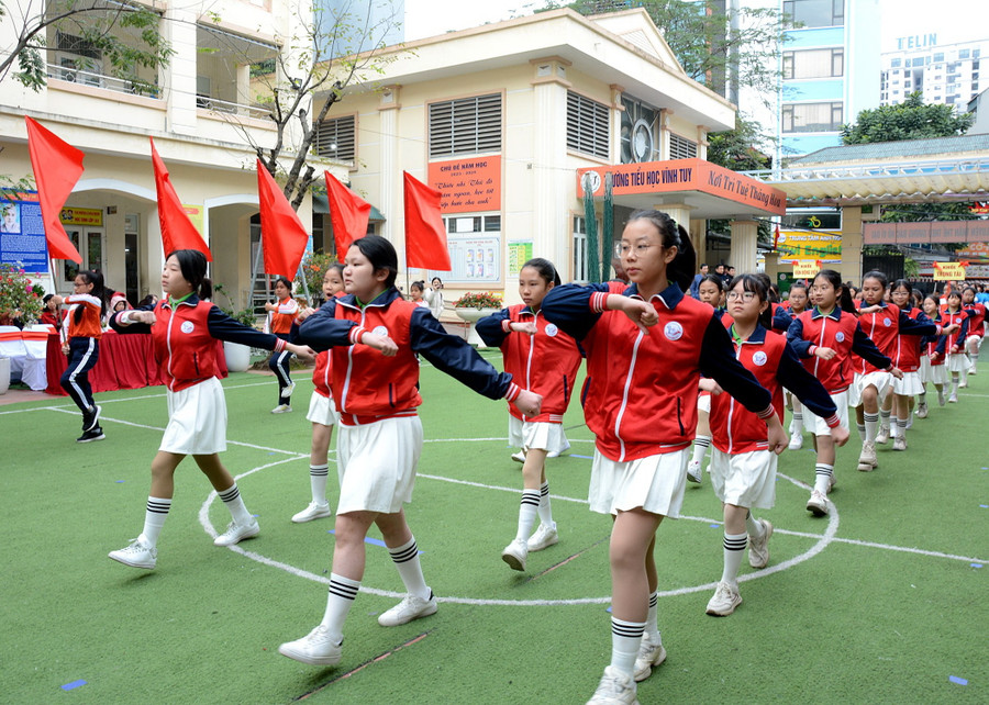 Đoàn học sinh là vận động viên tham gia Hội khỏe Phù Đổng của Trường tiểu học Vĩnh Tuy.