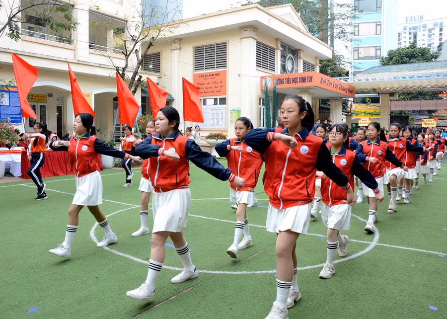 Đoàn học sinh là vận động viên tham gia Hội khỏe Phù Đổng của Trường tiểu học Vĩnh Tuy.