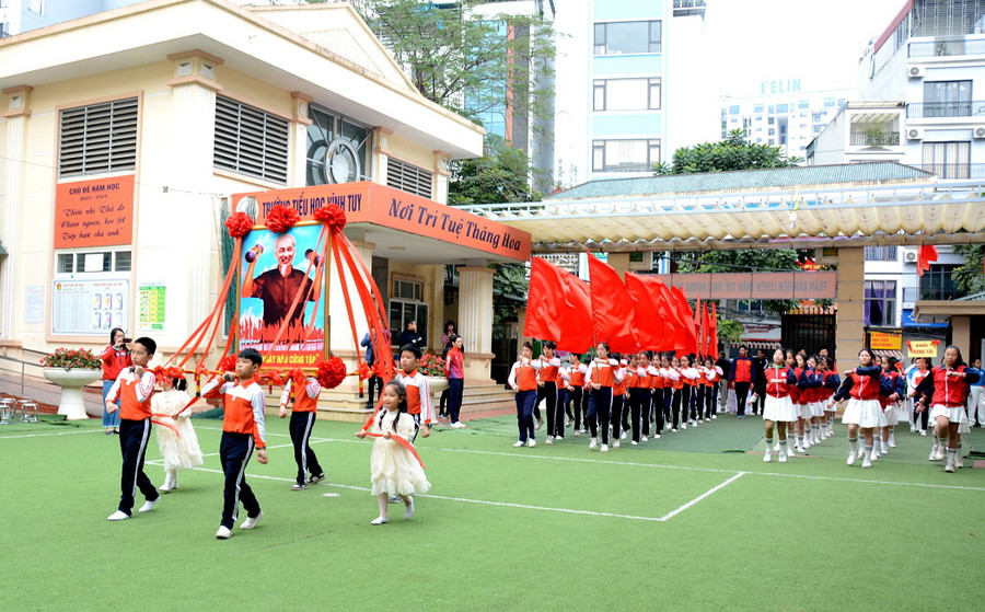 Trường tiểu học Vĩnh Tuy không ngừng rèn luyện thân thể, luyện tập thể dục thể thao theo gương Bác Hồ vĩ đại.