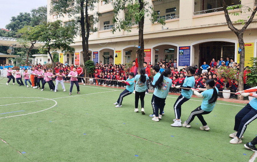 Nội dung thi kéo co nhận được sự cổ vũ của đông đảo khán giả.