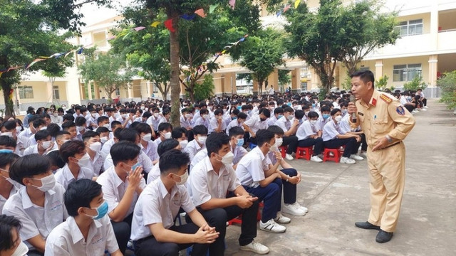 100% các trường học xây dựng nội dung giáo dục an toàn giao thông lồng ghép vào các môn học trong chương trình chính khóa. 100% các trường học xây dựng nội dung giáo dục an toàn giao thông lồng ghép vào các môn học trong chương trình chính khóa.