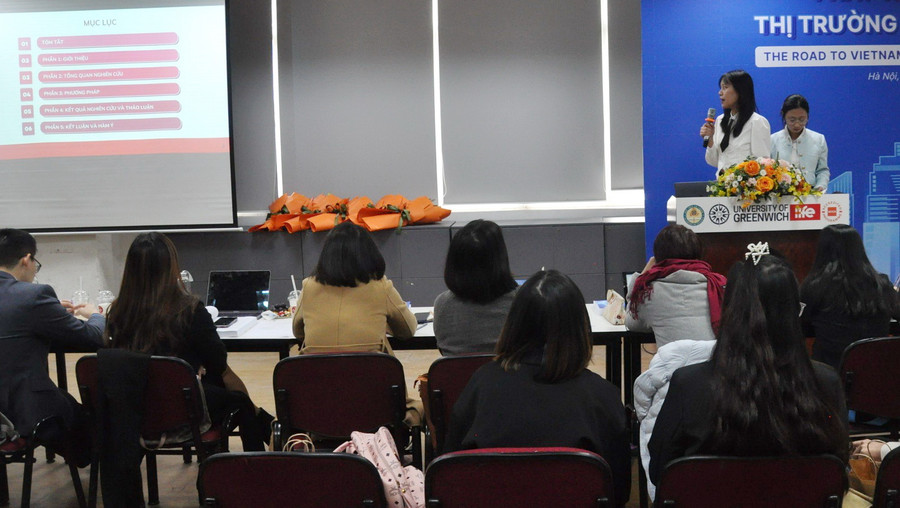 Sinh viên trình bày tham luận và kết quả nghiên cứu của mình tại hội thảo. Sinh viên trình bày tham luận và kết quả nghiên cứu của mình tại hội thảo.