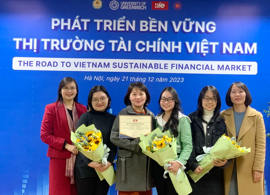 TS Trịnh Thanh Huyền – Viện trưởng Viện Đào tạo quốc tế tặng hoa chúc mừng cho nhóm đạt giải Best pape.