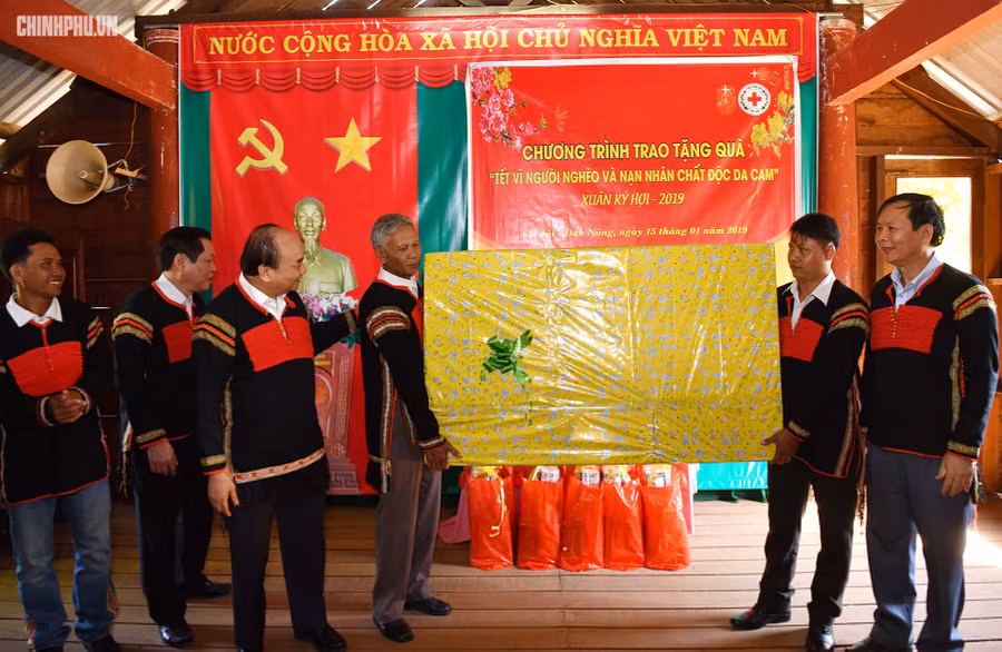 Thủ tướng tặng tivi cho nhà văn hóa Buôn Nui. Ảnh: VGP/Quang Hiếu