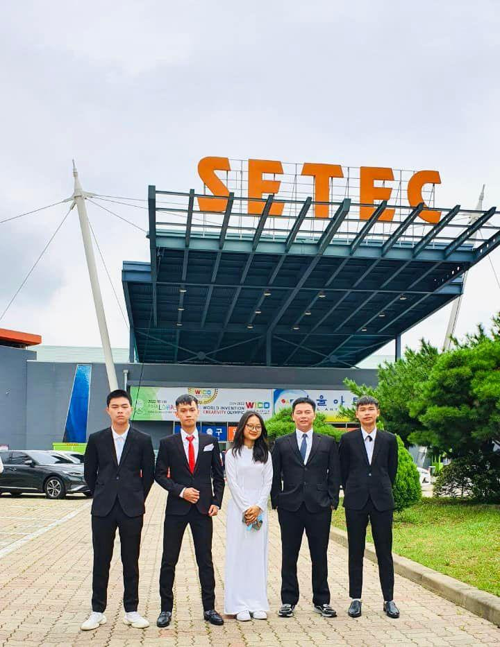 Chân dung nhóm học sinh đến từ THPT chuyên Hoàng Văn Thụ, tỉnh Hòa Bình.