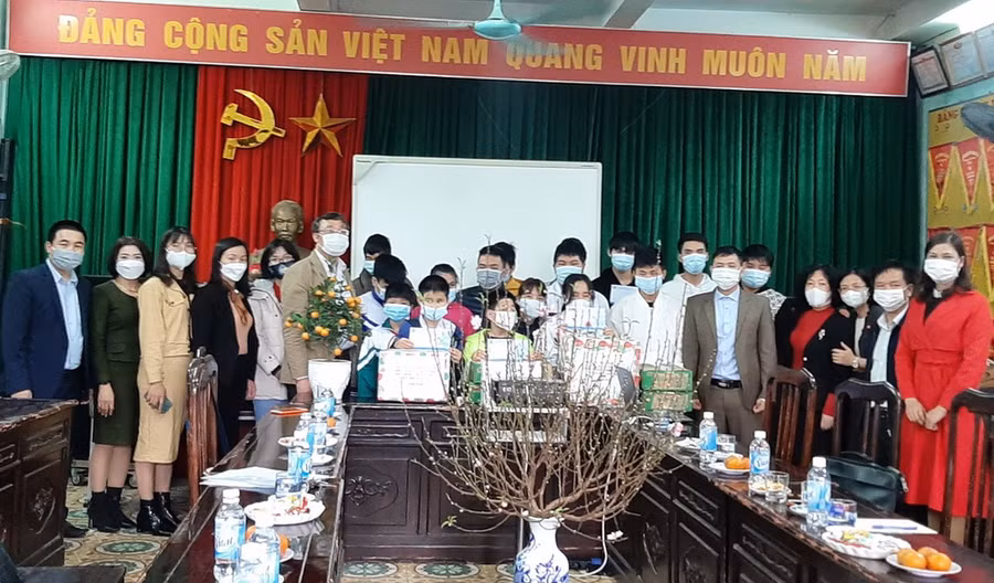 Đoàn đã đến thăm và chúc Tết thầy - trò Trường THCS Lê Hồng Phong (TP Thái Bình)