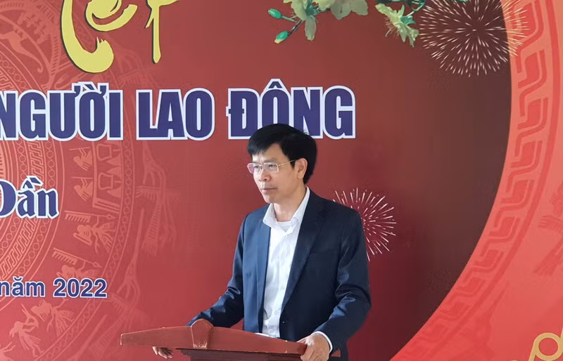 TS Nguyễn Tất Thắng trao đổi tại buổi trao quà