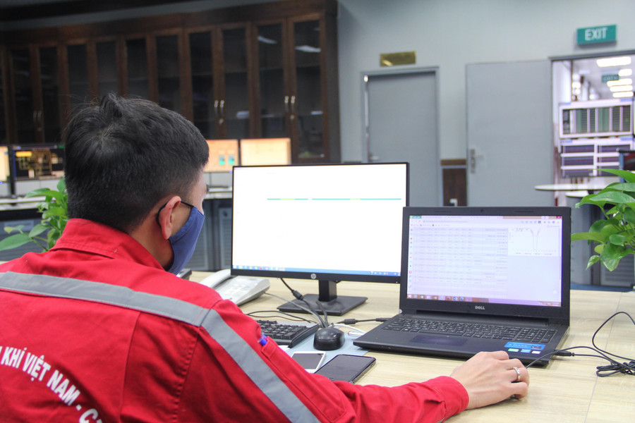 Theo đó, trong dịp này, phân xưởng vẫn bố trí lịch trực 100% quân số trong suốt kỳ nghỉ lễ, đảm bảo điều hành an toàn lưới điện.