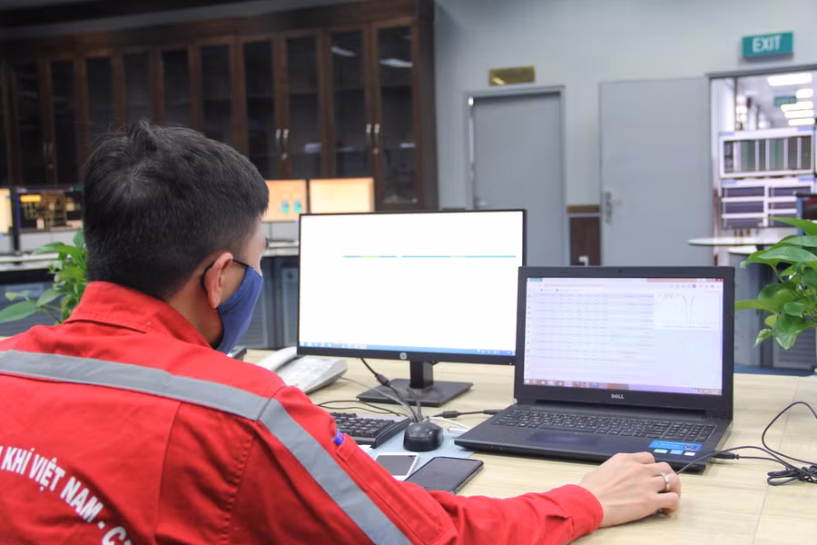 Theo đó, trong dịp này, phân xưởng vẫn bố trí lịch trực 100% quân số trong suốt kỳ nghỉ lễ, đảm bảo điều hành an toàn lưới điện.