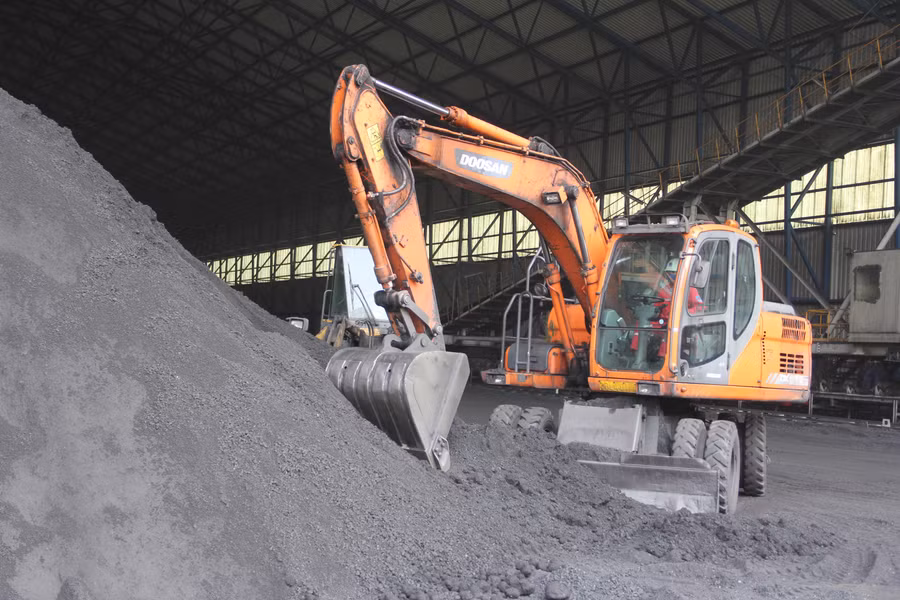 Phân xưởng Nhiên liệu chủ động lượng than trong kho, sẵn sàng phục vụ dây chuyền sản xuất điện.