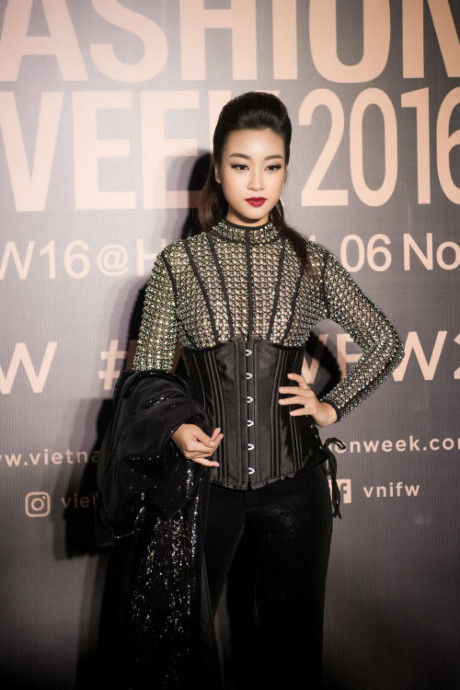 Các người đẹp mặc corset thít chặt vòng eo - Ảnh 6 Cac nguoi dep mac corset thit chat vong eo - Anh 6