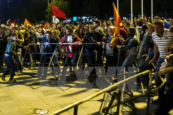 Người dân Macedonia biểu tình phản đối ngừng điều tra bê bối nghe lén tại Skopje ngày 14/4. (Nguồn: AFP/TTXVN)