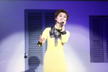 Cô bé tuổi teen hát bolero hay như ca sĩ chuyên nghiệp - Ảnh 6 Co be tuoi teen hat bolero hay nhu ca si chuyen nghiep - Anh 6