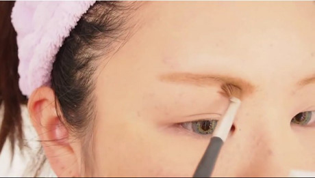 Học cách make up kiểu Tây cho cô nàng không chân mày, mí mắt nông - Ảnh 3 Hoc cach make up kieu Tay cho co nang khong chan may, mi mat nong - Anh 3