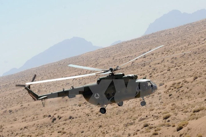 Máy bay Mi-17 bay qua vùng sa mạc tỉnh Helmand trong đợt kiểm tra phi công của Lực lượng phòng không quốc gia Afghanistan và binh sỹ không lực Mỹ ngày 12/10/2009. (Nguồn: AFP/TTXVN)