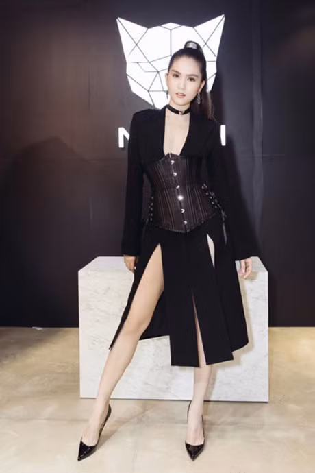 Cac nguoi dep mac corset thit chat vong eo - Anh 5