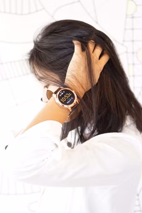 5 mon phu kien hay ho diem xuyet cho nhung trang phuc tang lop trong mua lanh - Anh 1