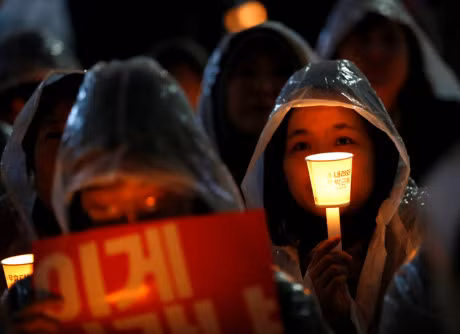 Nguoi Han Quoc ngoi theo hang loi khi di bieu tinh - Anh 6