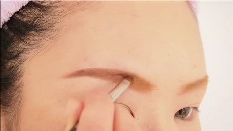 Học cách make up kiểu Tây cho cô nàng không chân mày, mí mắt nông - Ảnh 5 Hoc cach make up kieu Tay cho co nang khong chan may, mi mat nong - Anh 5