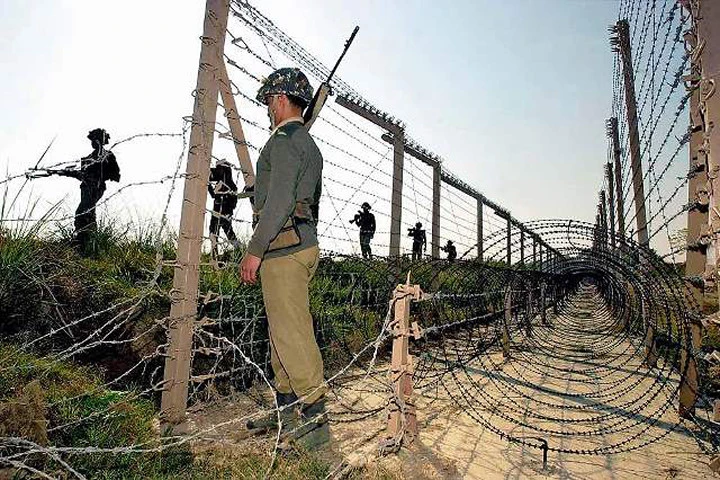 Đường Ranh giới Kiểm soát (LoC) ngăn cách Pakistan và Ấn Độ.