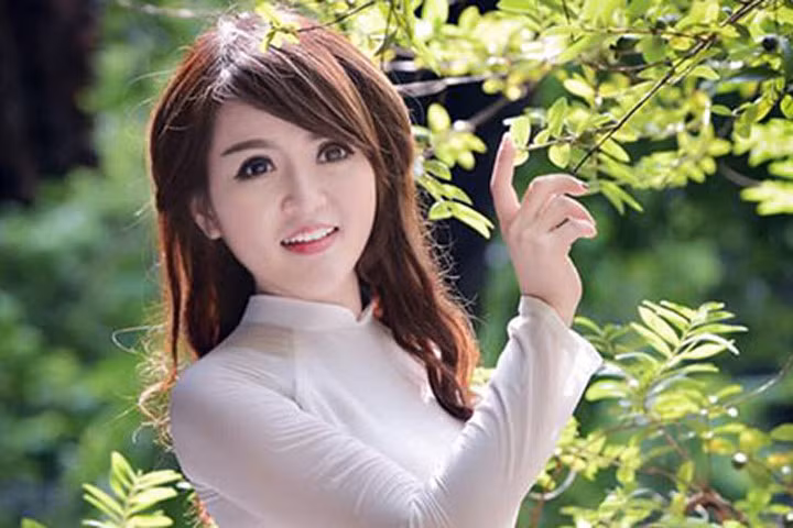 Ngất ngây nhan sắc cô giáo tiểu học xinh như búp bê