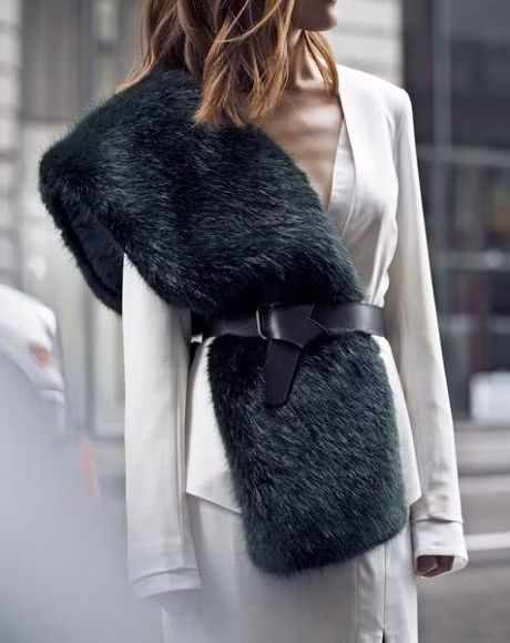 5 mon phu kien hay ho diem xuyet cho nhung trang phuc tang lop trong mua lanh - Anh 11