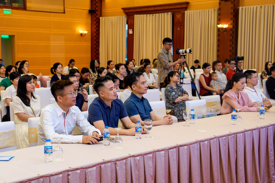 Phụ huynh học sinh được “gỡ rối” tại Hội thảo “Ba mẹ không giỏi tiếng Anh, làm sao giúp con học tốt”. Phụ huynh học sinh được “gỡ rối” tại Hội thảo “Ba mẹ không giỏi tiếng Anh, làm sao giúp con học tốt”.