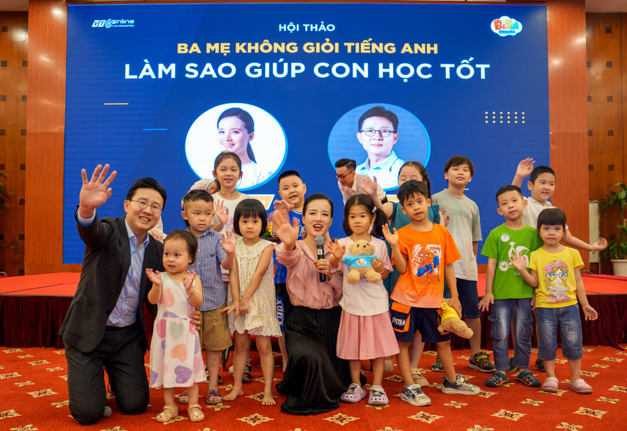Các bé giao lưu cùng 2 diễn giả tại Hội thảo “Ba mẹ không giỏi tiếng Anh, làm sao giúp con học tốt”. Các bé giao lưu cùng 2 diễn giả tại Hội thảo “Ba mẹ không giỏi tiếng Anh, làm sao giúp con học tốt”.