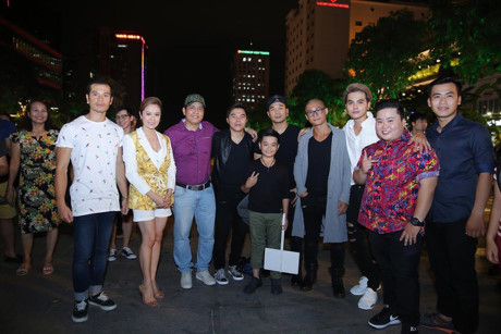 Con trai Thanh Thúy bám gót mẹ xuống phố giao lưu cùng khán giả - Ảnh 1 Con trai Thanh Thuy bam got me xuong pho giao luu cung khan gia - Anh 1