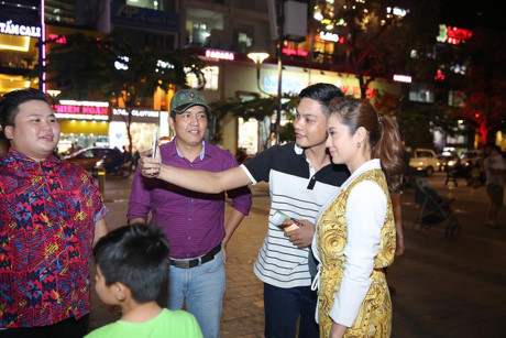 Con trai Thanh Thúy bám gót mẹ xuống phố giao lưu cùng khán giả - Ảnh 8 Con trai Thanh Thuy bam got me xuong pho giao luu cung khan gia - Anh 8
