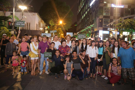 Con trai Thanh Thúy bám gót mẹ xuống phố giao lưu cùng khán giả - Ảnh 6 Con trai Thanh Thuy bam got me xuong pho giao luu cung khan gia - Anh 6