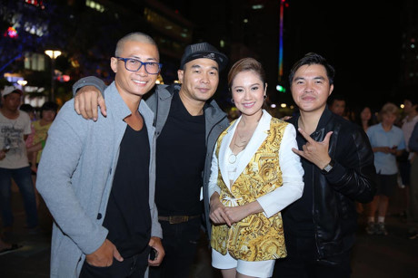 Con trai Thanh Thúy bám gót mẹ xuống phố giao lưu cùng khán giả - Ảnh 7 Con trai Thanh Thuy bam got me xuong pho giao luu cung khan gia - Anh 7