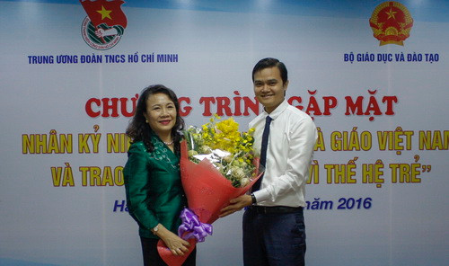 Ông Bùi Quang Huy - Bí thư Trung ương Đoàn TNCS Hồ Chí Minh - tặng hoa chúc mừng Thứ trưởng Bộ GD&ĐT Nguyễn Thị Nghĩa nhân kỷ niệm 34 năm ngày Nhà giáo Việt Nam 20/11