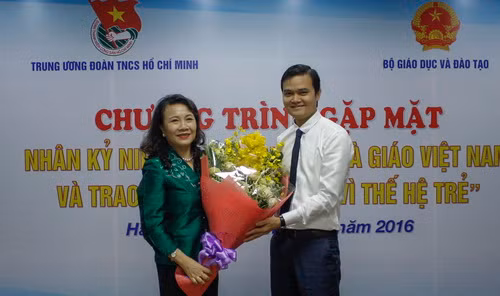 Ông Bùi Quang Huy - Bí thư Trung ương Đoàn TNCS Hồ Chí Minh - tặng hoa chúc mừng Thứ trưởng Bộ GD&ĐT Nguyễn Thị Nghĩa nhân kỷ niệm 34 năm ngày Nhà giáo Việt Nam 20/11