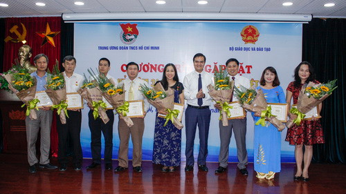 Trung ương Đoàn trao Kỷ niệm chương “Vì thế hệ trẻ” cho các nhà giáo ảnh 1 Trung ương Đoàn trao Kỷ niệm chương “Vì thế hệ trẻ” cho các nhà giáo ảnh 1