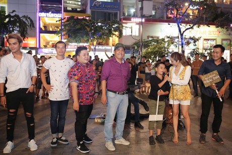 Con trai Thanh Thúy bám gót mẹ xuống phố giao lưu cùng khán giả - Ảnh 3 Con trai Thanh Thuy bam got me xuong pho giao luu cung khan gia - Anh 3