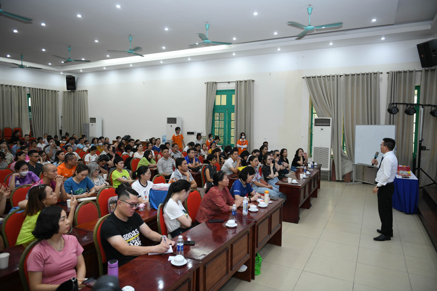 Lễ ra mắt càng đặc biệt khi được sự quan tâm của đông đảo phụ huynh học sinh. (Ảnh: Lê Nghĩa) Lễ ra mắt càng đặc biệt khi được sự quan tâm của đông đảo phụ huynh học sinh. (Ảnh: Lê Nghĩa)