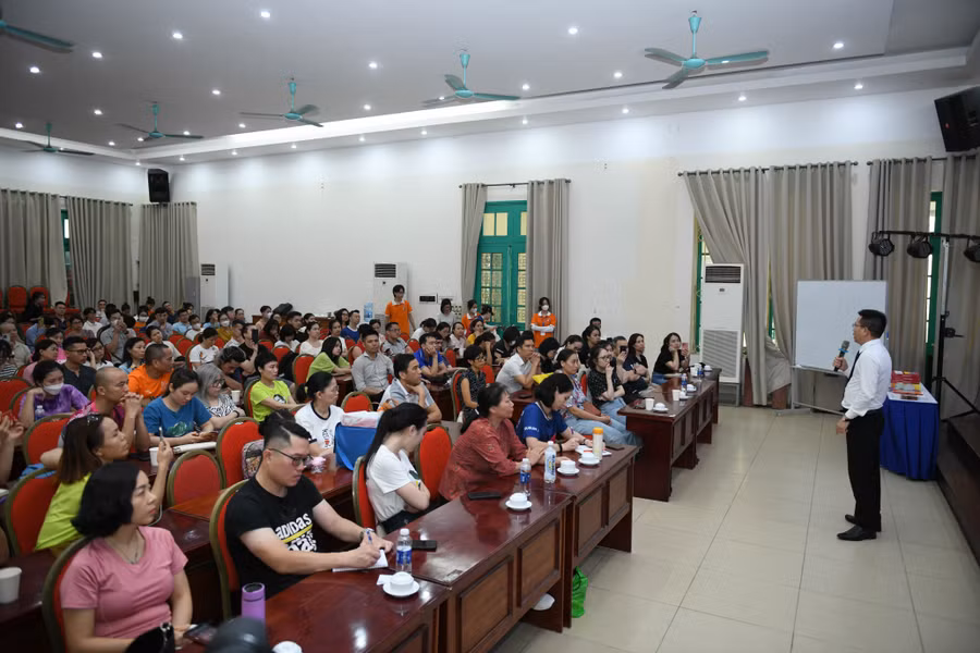 Lễ ra mắt càng đặc biệt khi được sự quan tâm của đông đảo phụ huynh học sinh. (Ảnh: Lê Nghĩa)