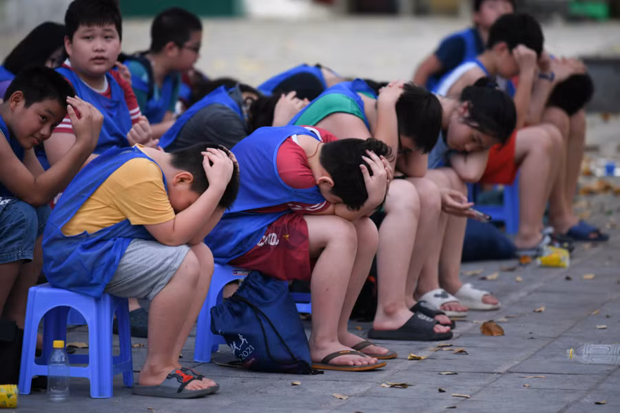 Trong khóa học các bạn nhỏ còn được học những kỹ năng để phản xạ trong những trường hợp khẩn cấp. (Ảnh: Lê Nghĩa)