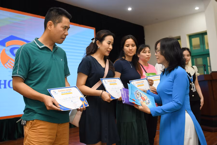 Kết thúc ngày hội phụ huynh được BTC trao tặng giấy chứng nhận và sách an toàn phù hợp với lứa tuổi của con em mình. (Ảnh: Lê Nghĩa)