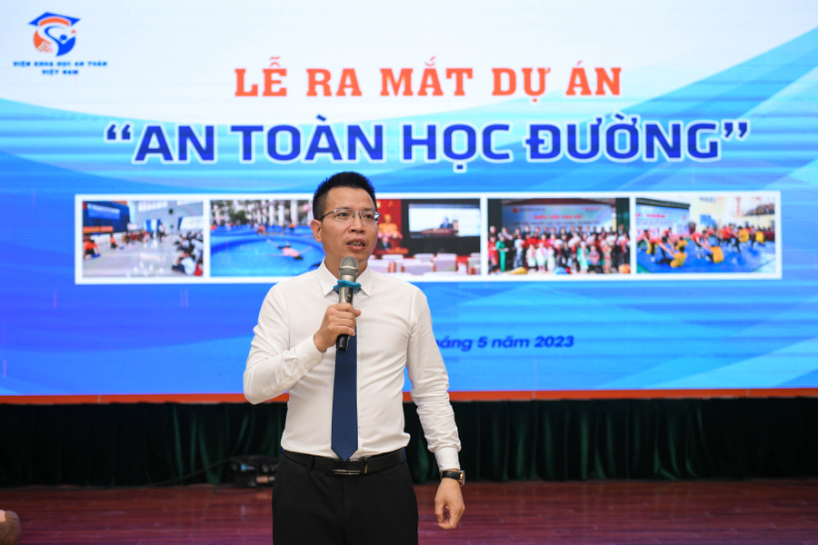Ông Nguyễn Danh Khoa- Giám đốc Công ty CP Viện Khoa học An toàn Việt Nam phát biểu tại lễ ra mắt dự án. (Ảnh: Lê Nghĩa) Ông Nguyễn Danh Khoa- Giám đốc Công ty CP Viện Khoa học An toàn Việt Nam phát biểu tại lễ ra mắt dự án. (Ảnh: Lê Nghĩa)
