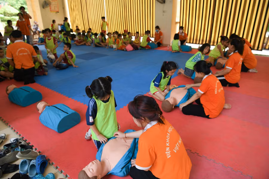 Ngay sau đó các bạn nhỏ sẽ được hướng dẫn và thực hành kỹ năng sơ cứu ban đầu khi ngưng tim, ngưng thở. (Ảnh: Lê Nghĩa)