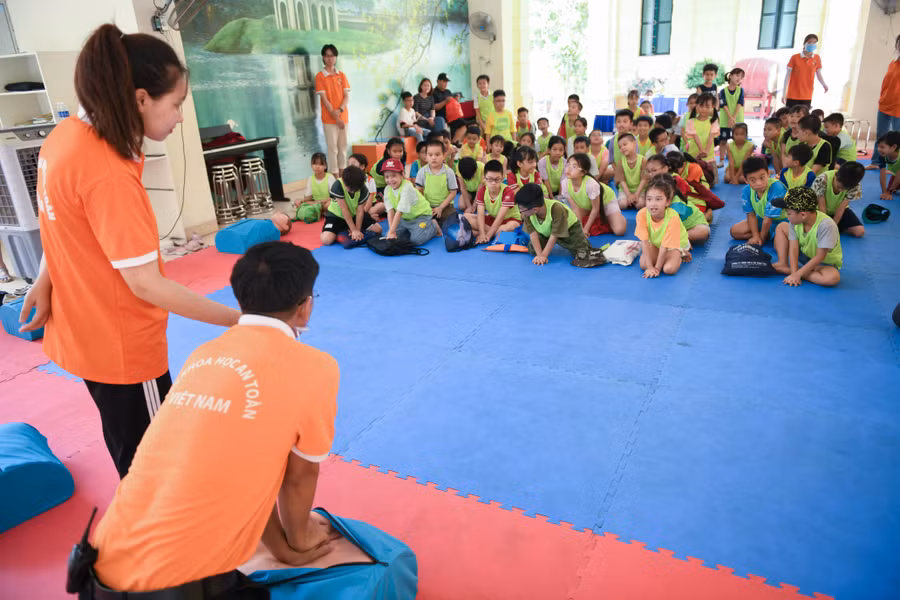 Hướng dẫn viên trực tiếp thực hành trên mô hình từng bước. (Ảnh: Lê Nghĩa)