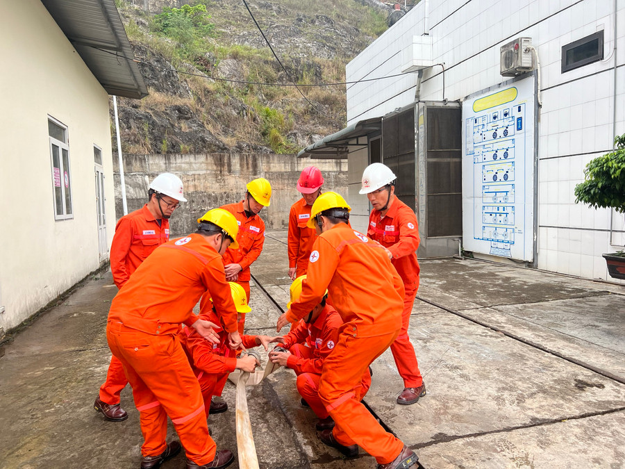 CBCNV Phân xưởng Vận hành diễn tập phương án PCCC tình huống giả định. CBCNV Phân xưởng Vận hành diễn tập phương án PCCC tình huống giả định.