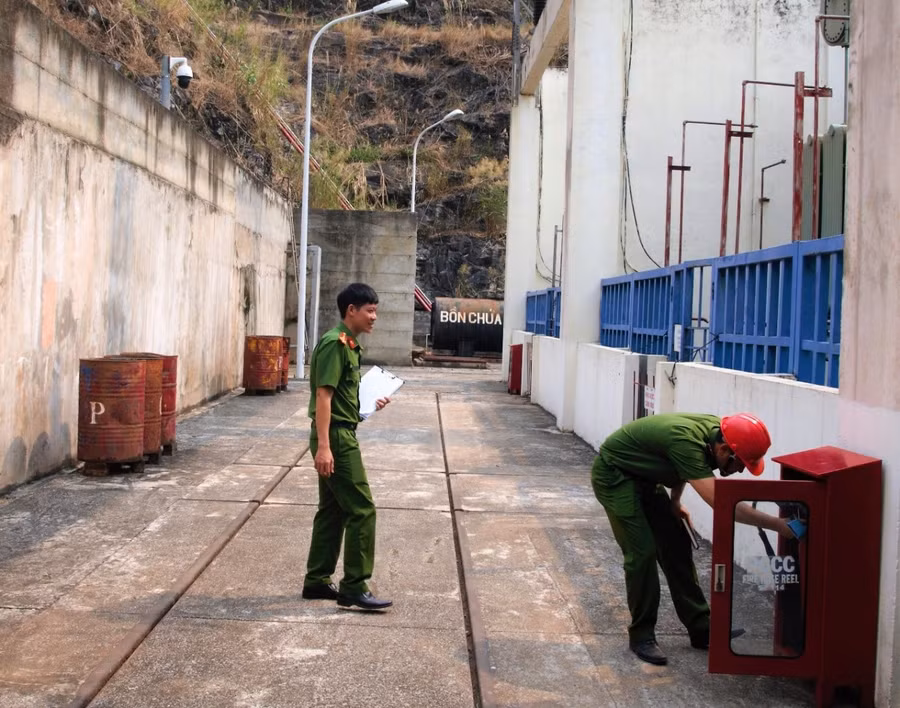 Cán bộ Cảnh sát PCCC&amp;CNCH Công an tỉnh kiểm tra tại Nhà máy TĐQT.